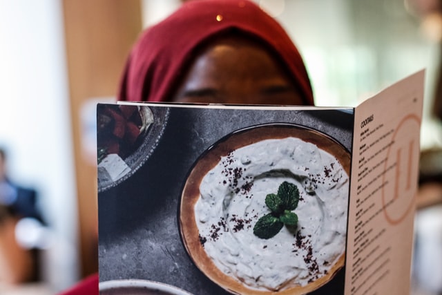 Photo d'une personne consultant la carte d'un restaurant